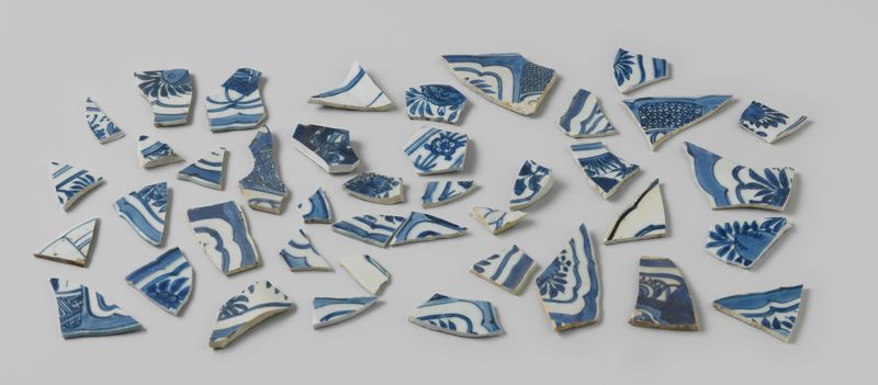 Fragmentos de cerámica del barco V.O.C. de Witte Leeuw, medio hueso, Unknown Artist