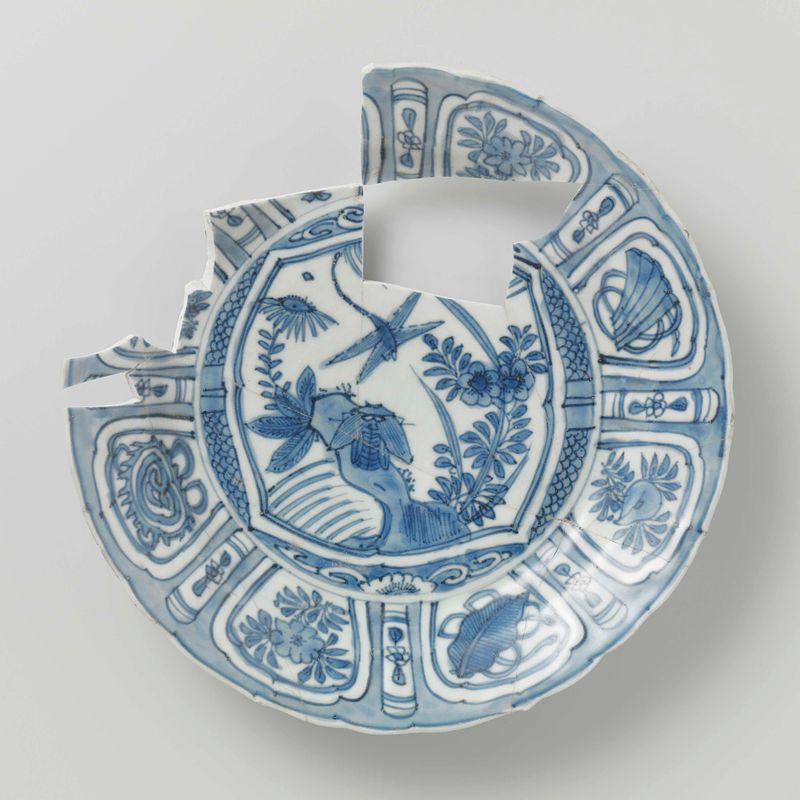 Prato de cerâmica com intrincados designs em azul e branco de artista desconhecido