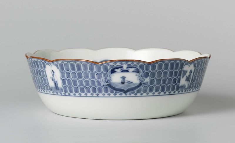 Salad bowl by Porceleinfabriek aan den Amstel, porcelain with floral patterns