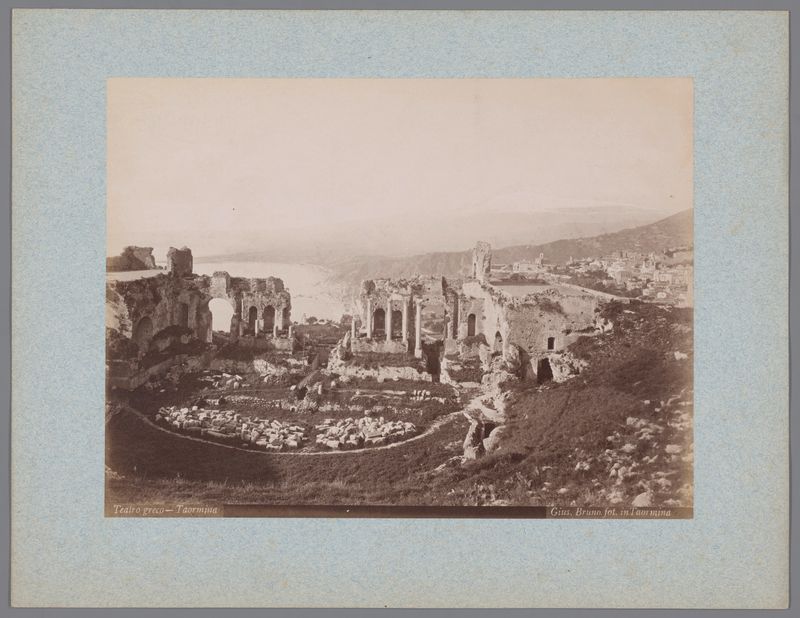 Impressão de albumina do Teatro Greco em Taormina por Giuseppe Bruno, apresentando ruínas e luz do sol.