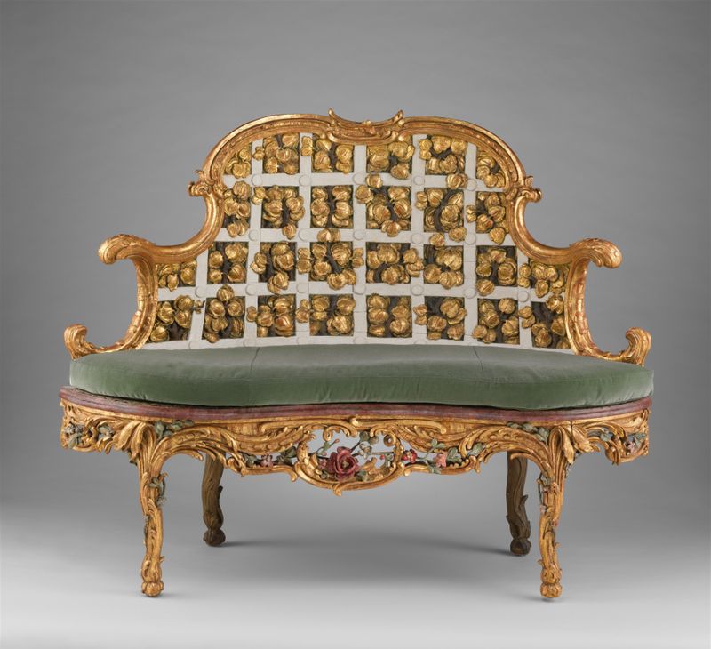 Sofá de madera de Johann Michael Bauer, con detalles dorados y telas ricas