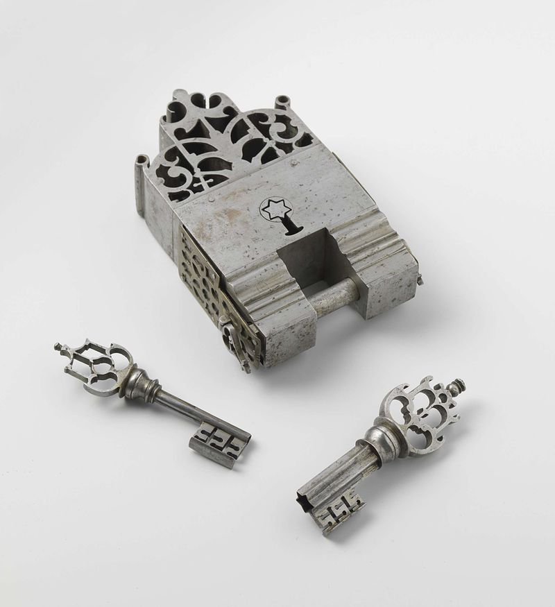 Candado con dos llaves, metal de un artista desconocido