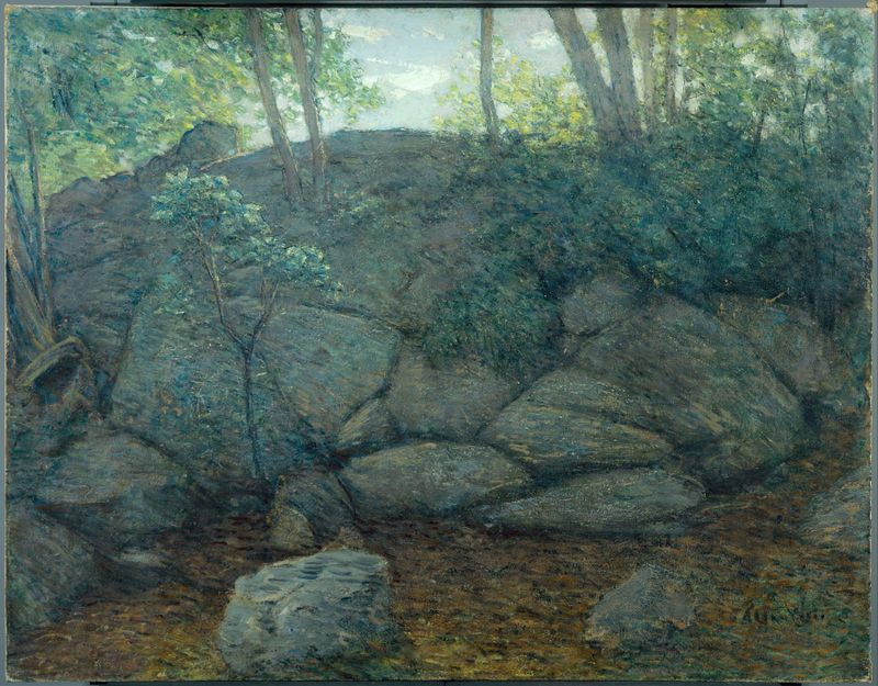 Woodland Rocks de Julian Alden Weir, óleo sobre lienzo que muestra un boulder de granito y follaje exuberante.