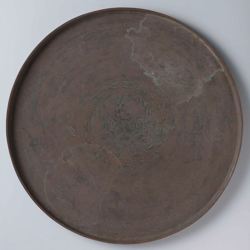 Arte decorativo en bronce de Artista Desconocido con patrones intrincados y motivos.