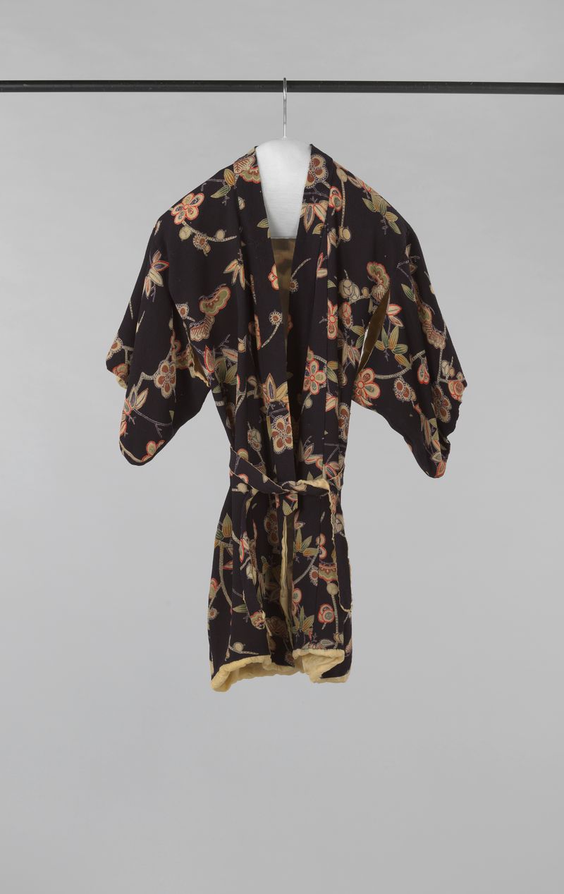 Kinderkimono, prenda de seda con motivos florales de Unknown Artist
