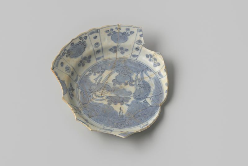 Bord uit V.O.C.-schip de 'Witte Leeuw', meio de osso de Unknown Artist, representando um navio no mar