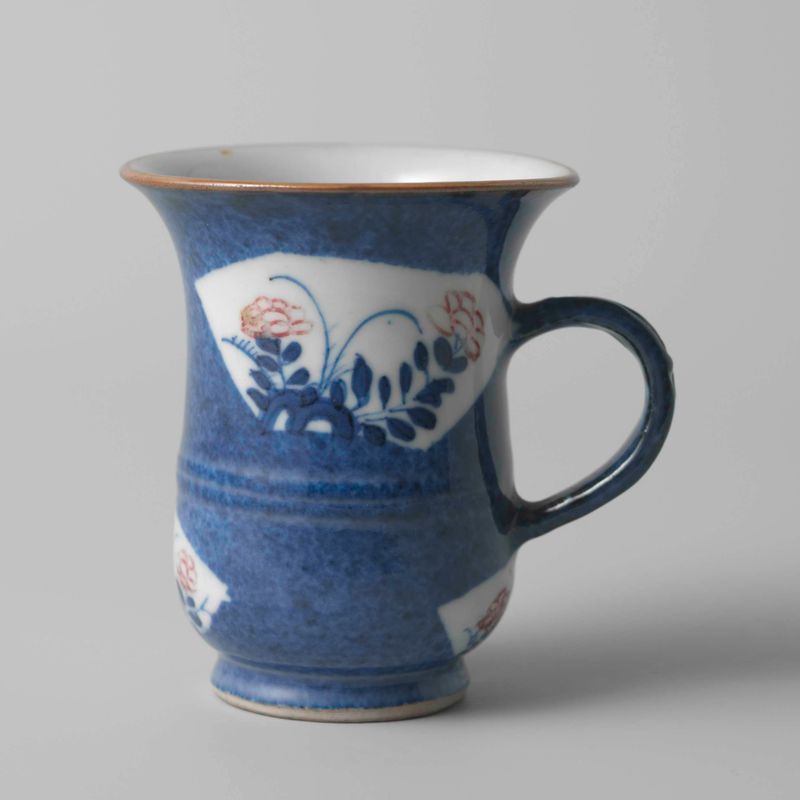 Caneca de cerâmica em forma de sino com painéis em forma de leque azul em pó por artista desconhecido