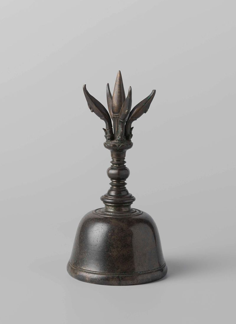 Ghanta de bronce de artista desconocido, mostrando detalles intrincados y artesanía.