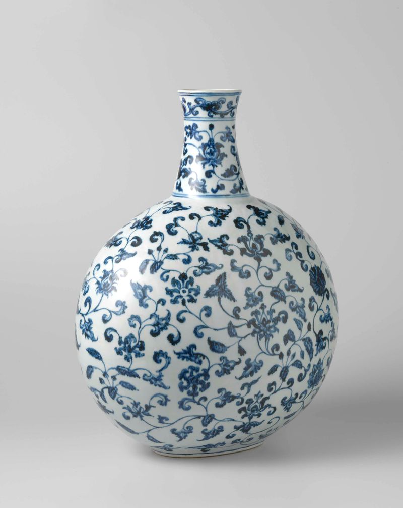 Botella esférica oblata con motivos florales, porcelana, artista desconocido