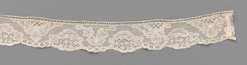 Renda com um cartucho triangular e flor em forma de pera de Unknown Artist
