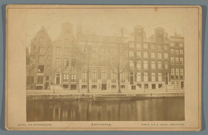 Impressão em albúmina de casas ao longo do Keizersgracht em Amsterdã por Unknown Artist