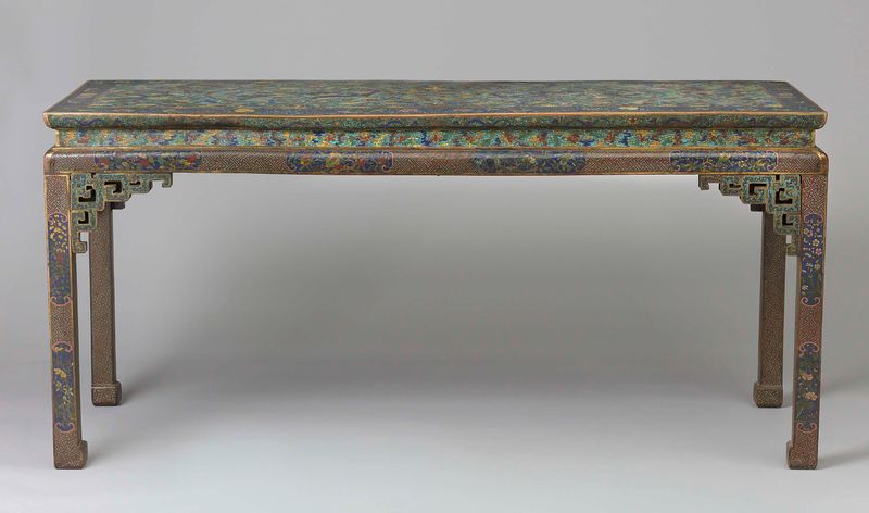 Cloisonné tafel de artista desconhecido, arte decorativa que exibe cores vibrantes e design intrincado.