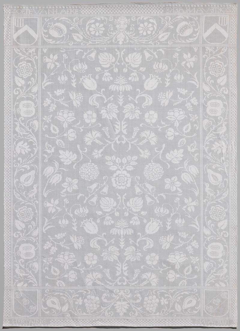 Lino decorativo con patrones florales y nombres tejidos de unknown