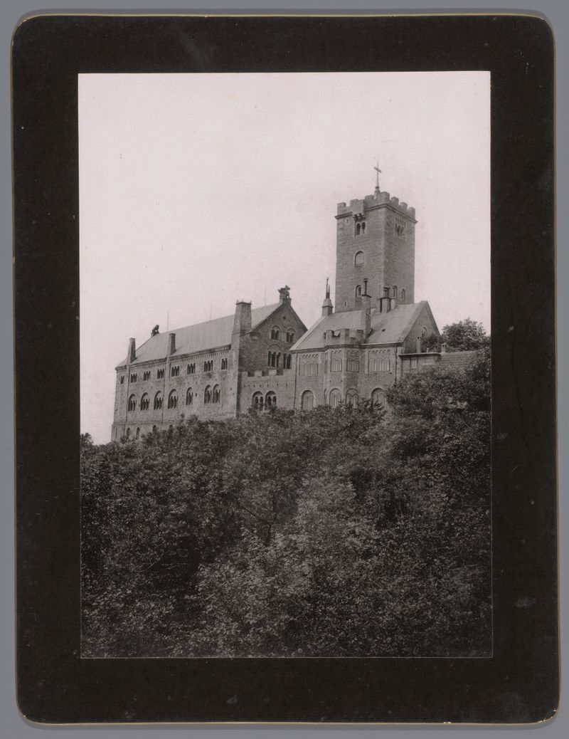 Kasteel Wartburg bij Eisenach de Junghans & Koritzer, óleo que representa un castillo en un paisaje.