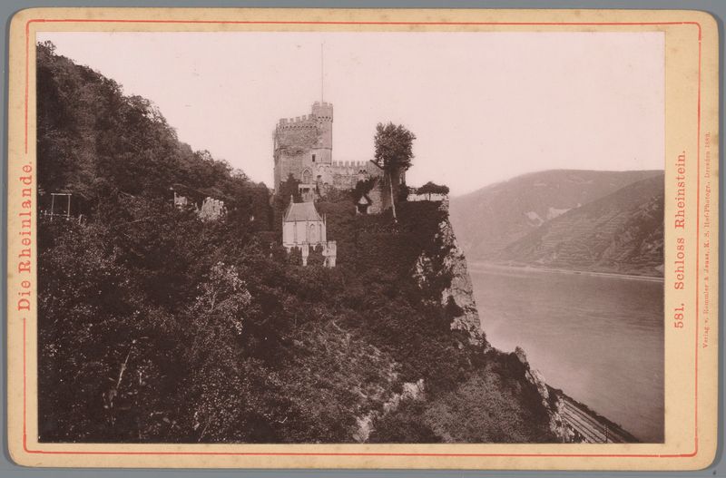 Paisaje con un castillo y un río, óleo sobre lienzo de Unknown Artist
