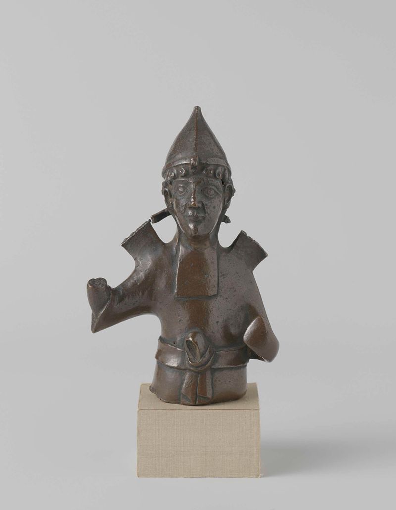 Escultura de madera de una figura solemne por Unknown Artist