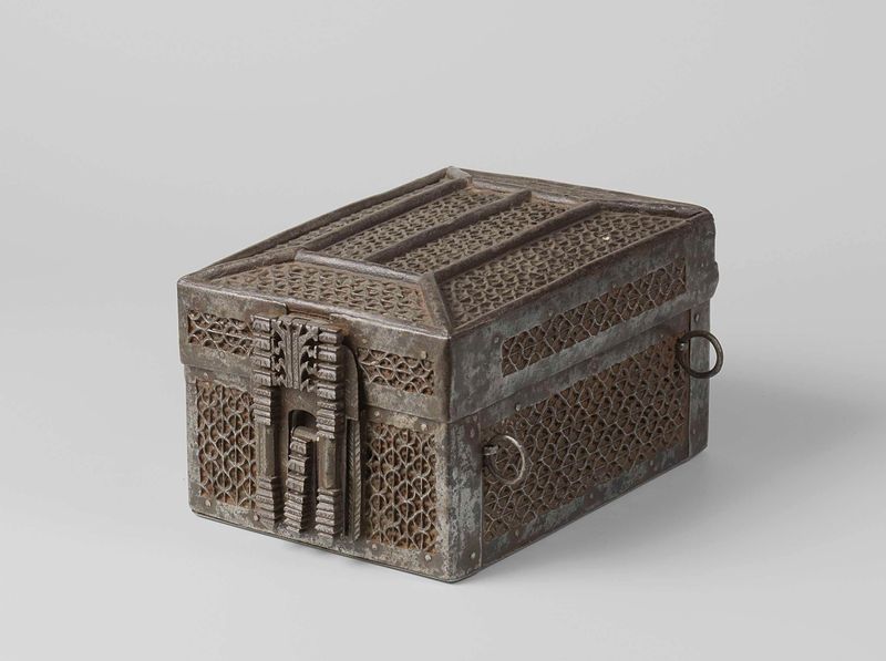 Cajón de metal de un artista desconocido con intrincados tallados y motivos florales