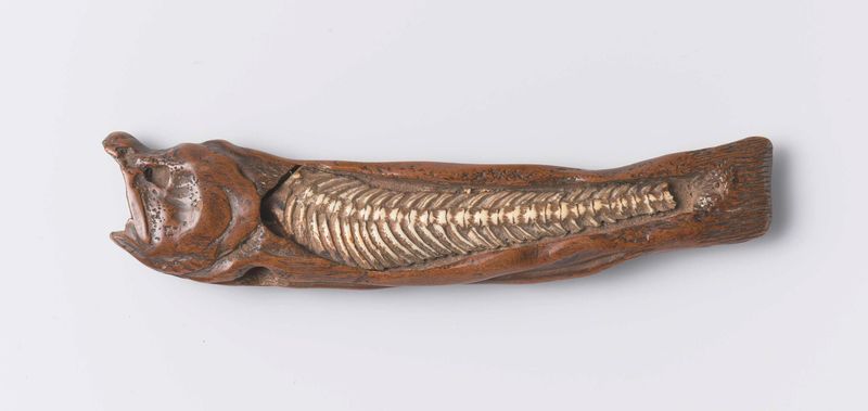 Netsuke na forma de ossos de peixe, escultura em madeira de Miwa
