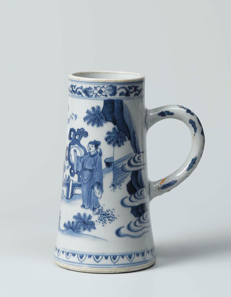 Naturaleza muerta de un tankard, mostrando textura metálica y reflejos, por Unknown Artist.