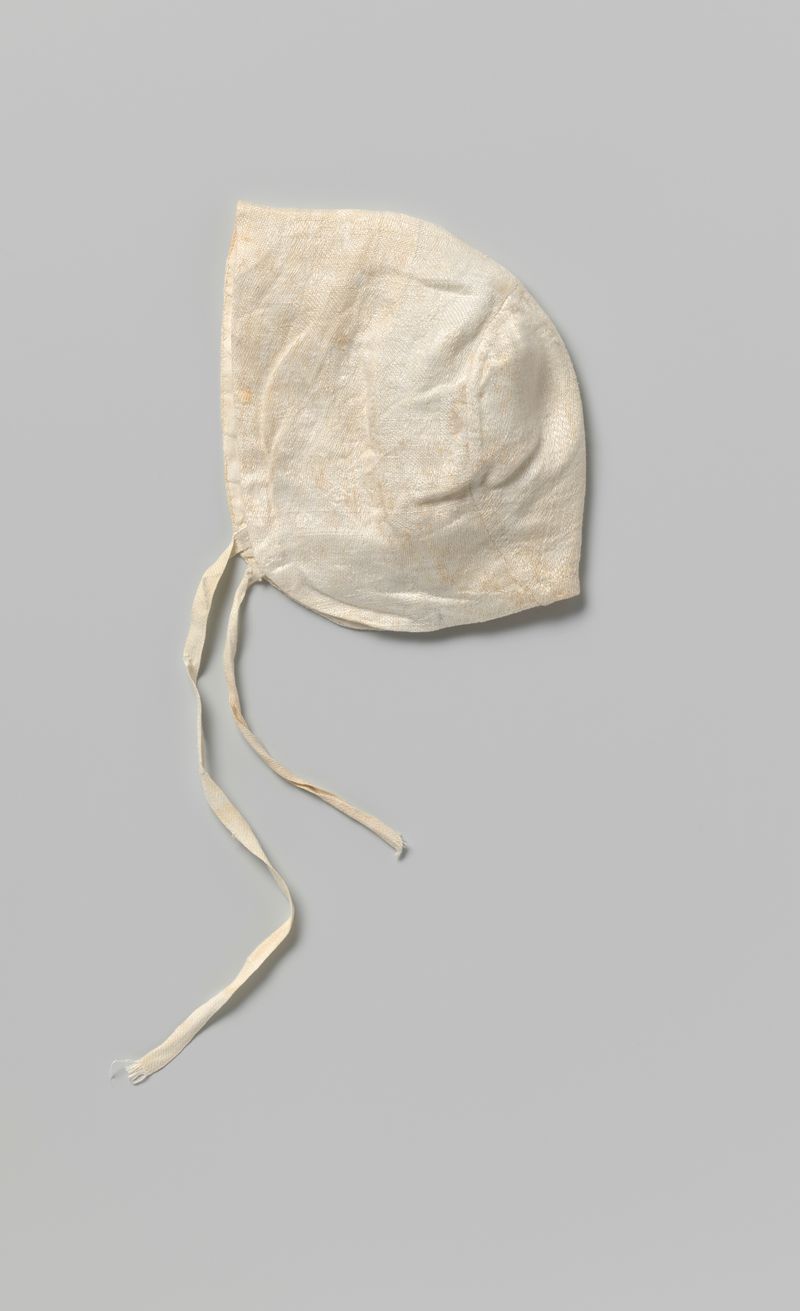 Gorro de damasco de Unknown Artist, medio textil, que muestra una intrincada artesanía.