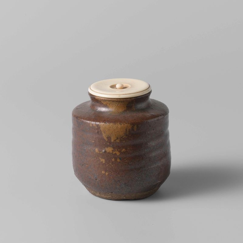 Caddy de chá cerâmico com esmalte marrom de artista desconhecido, c. 1600 - c. 1699