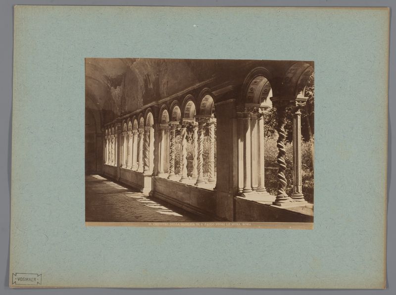 Arquitectura de claustro con suave luz dorada, impresión de albúmina de Unknown Artist