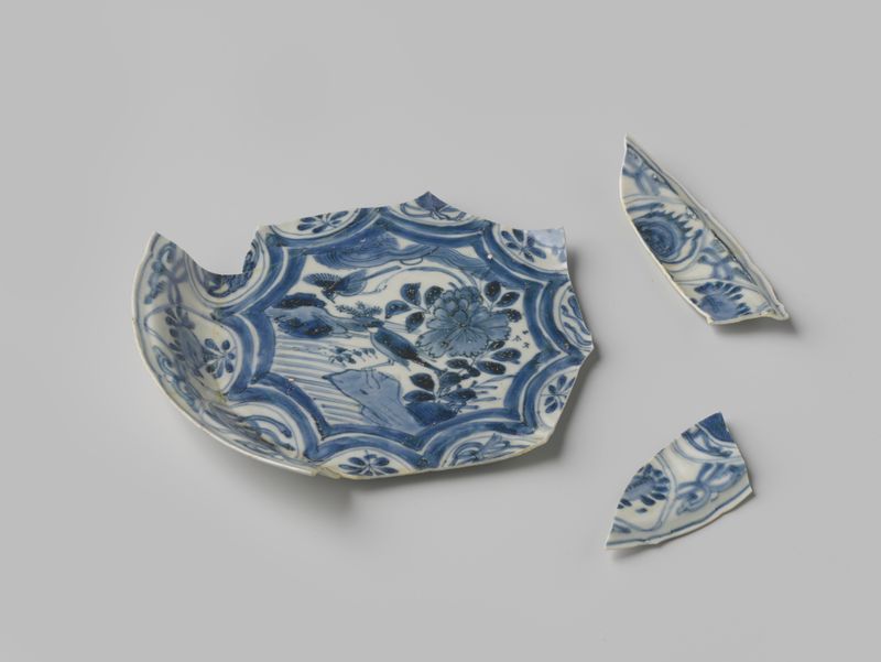 Fragmentos de porcelana do navio VOC 'Witte leeuw', meio osso, artista desconhecido