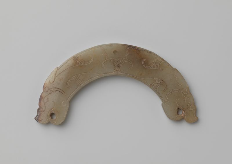 Fragmento de um objeto decorativo em jade de Unknown Artist, exibindo padrões dourados intrincados.