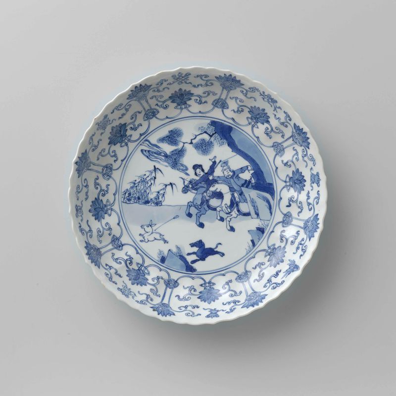 Prato com cena de caça, rolos de lótus e símbolos auspiciosos, Tradicional Chinês