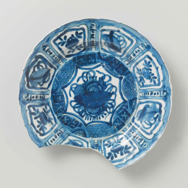 Placa de porcelana Kraak con motivos azul cobalto de Unknown Artist