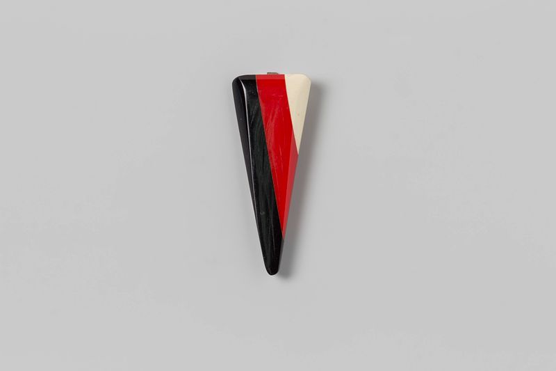 Escultura abstracta de hueso de Unknown Artist con forma triangular