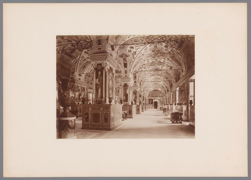 Interior da Biblioteca do Vaticano com teto ornamentado, impressão albuminada de Giacomo Brogi