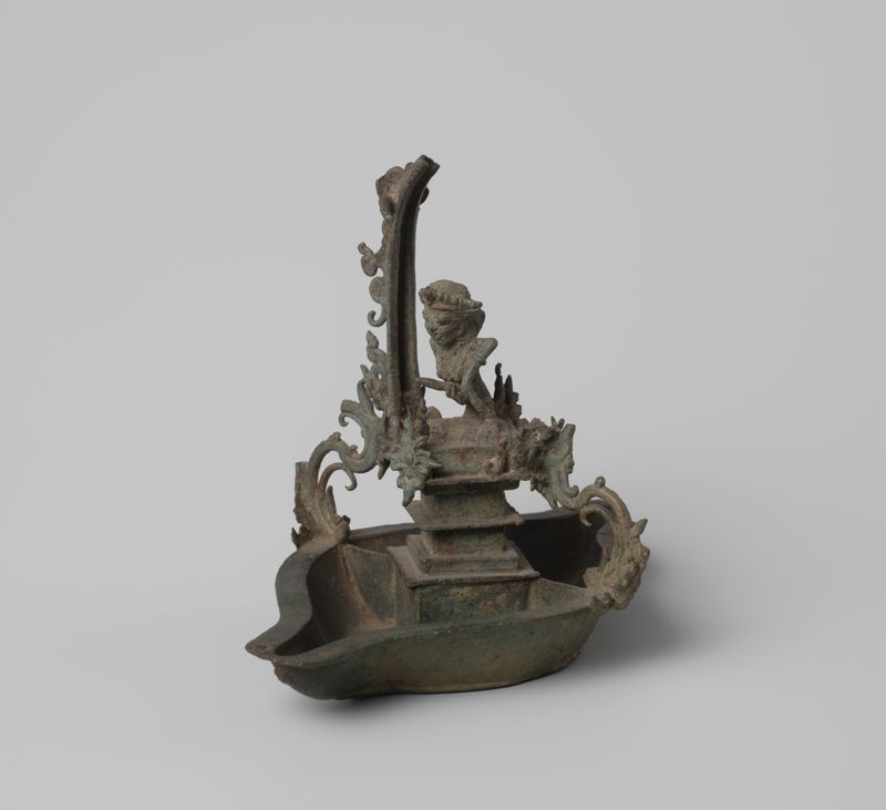 Lámpara de bronce con intrincados grabados de artista desconocido