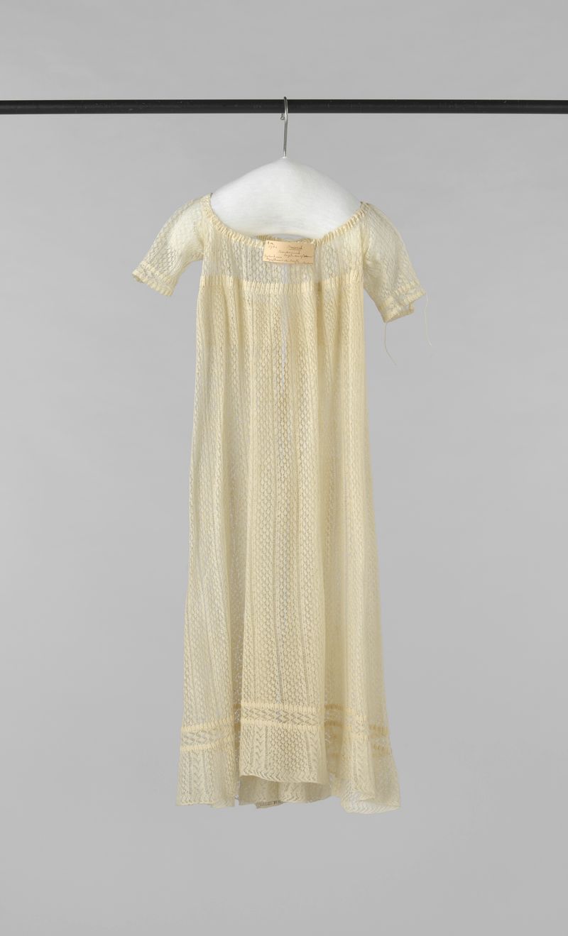 Uma roupa infantil em tricô ajour de Unknown Artist, c. 1830