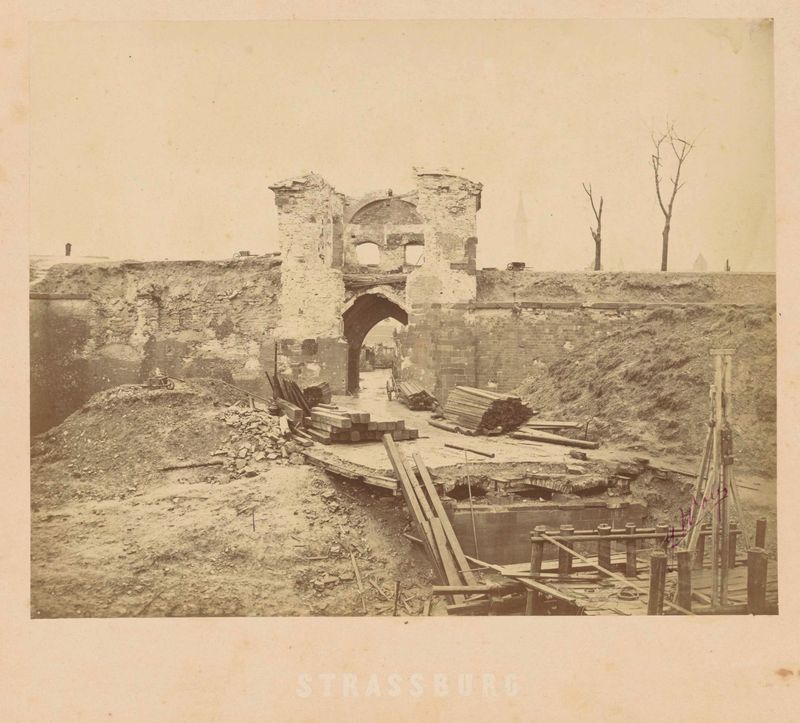 Ruïne van stadsmuur en stadspoort te Straatsburg, impresión de albúmina de German Wolf