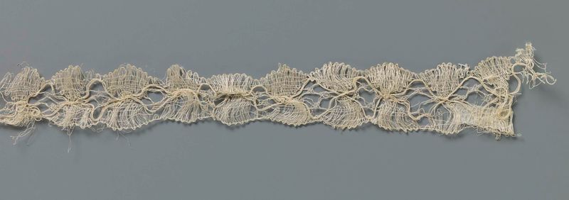 Renda intrincada com um campo em forma de diamante de um artista desconhecido, meio renda.
