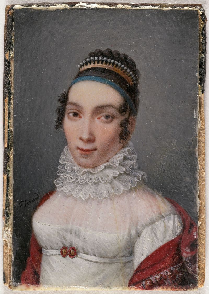 Retrato de uma senhora em marfim, com expressão serena e olhar delicado de um artista não identificado.