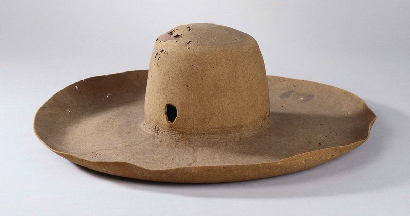 Natureza morta de um chapéu de tecido com um buraco de bala de um artista desconhecido