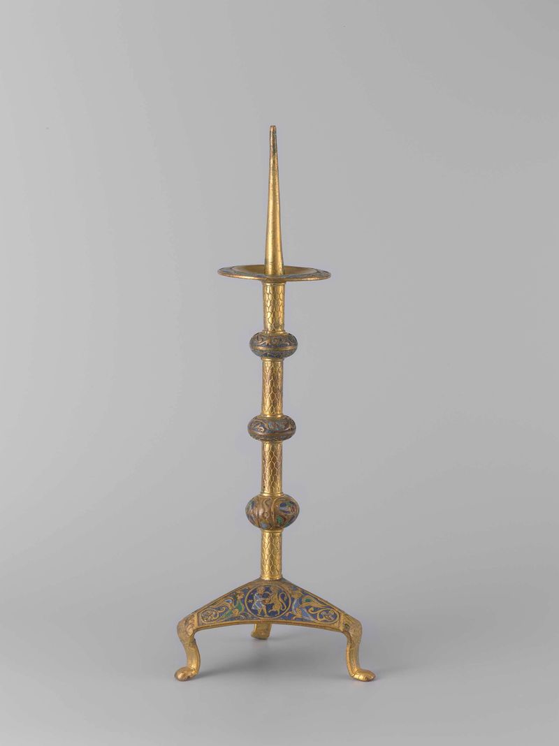 Candelabro dourado com trabalho de esmalte intricado de artista desconhecido