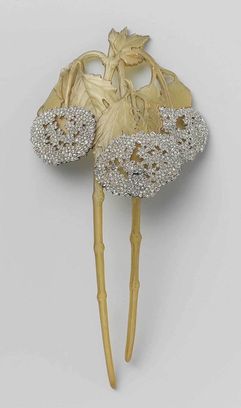 Horn hair comb by René Lalique featuring intricate viburnum vines.