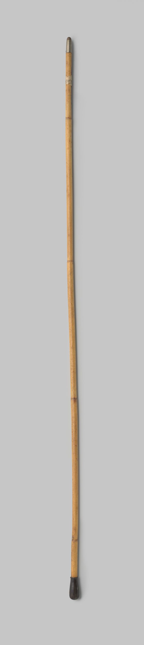 Guarda-chuva de bambu com um botão de plástico em forma de gota de Gustav Schnitzler, feito de plástico