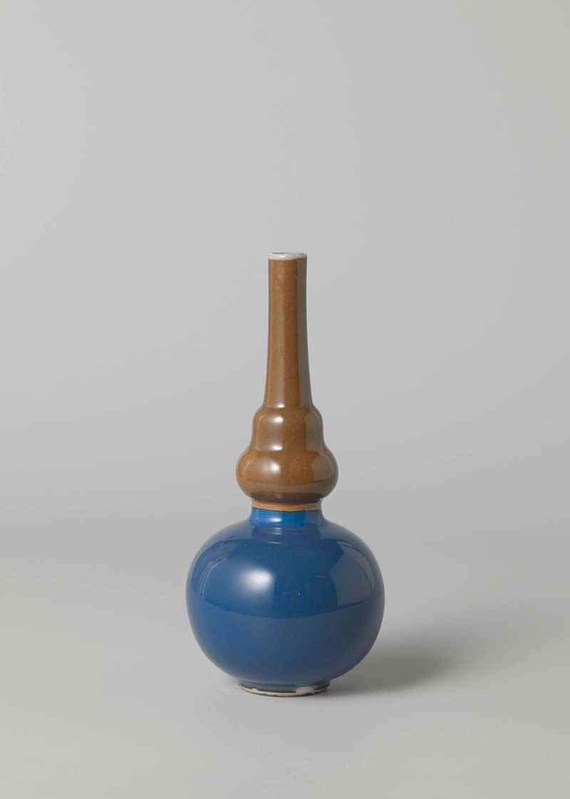 Borrifador de água de rosas de artista desconhecido, vaso decorativo em azul claro e marrom.