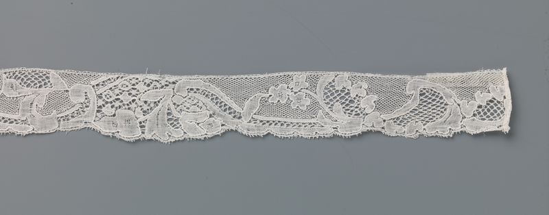 Renda intrincada com motivos de folhas sobrepostos de Unknown Artist
