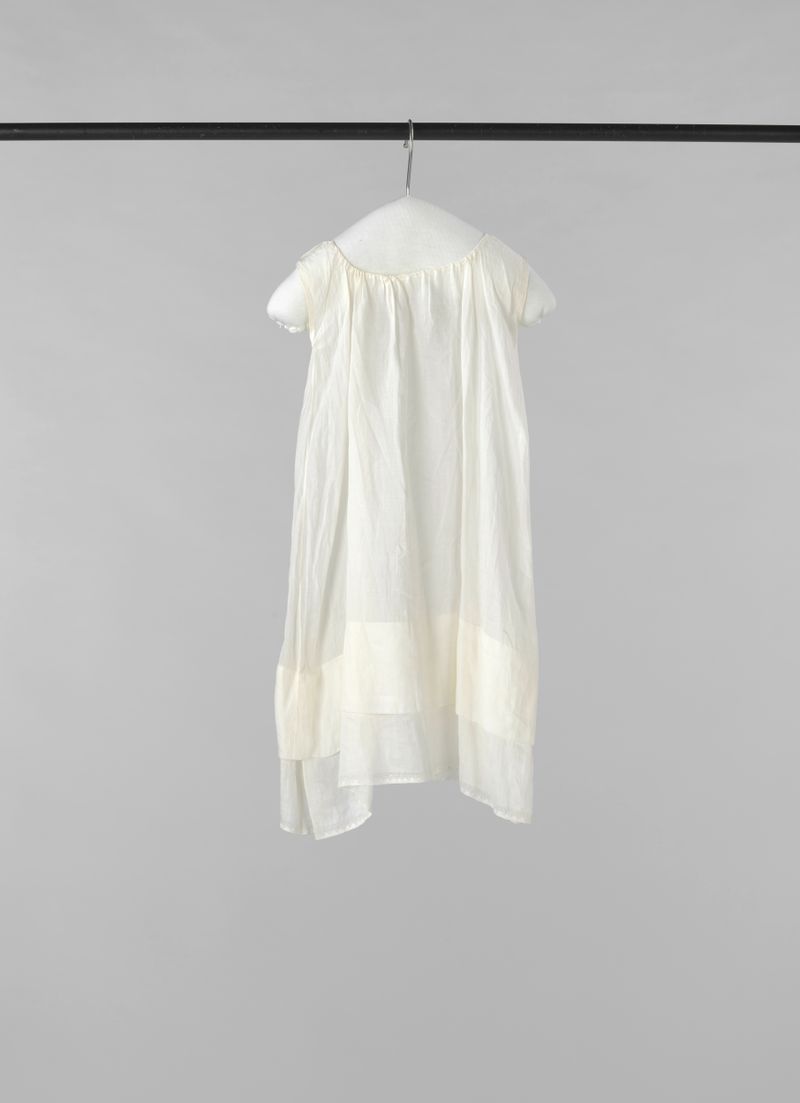 Roupa de bebê de linho de c. 1800-1810 por artista desconhecido