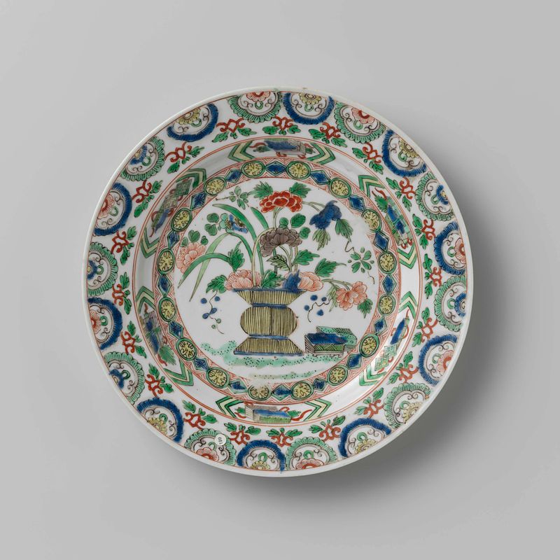 Prato com um cesto de flores e objetos preciosos, artista desconhecido
