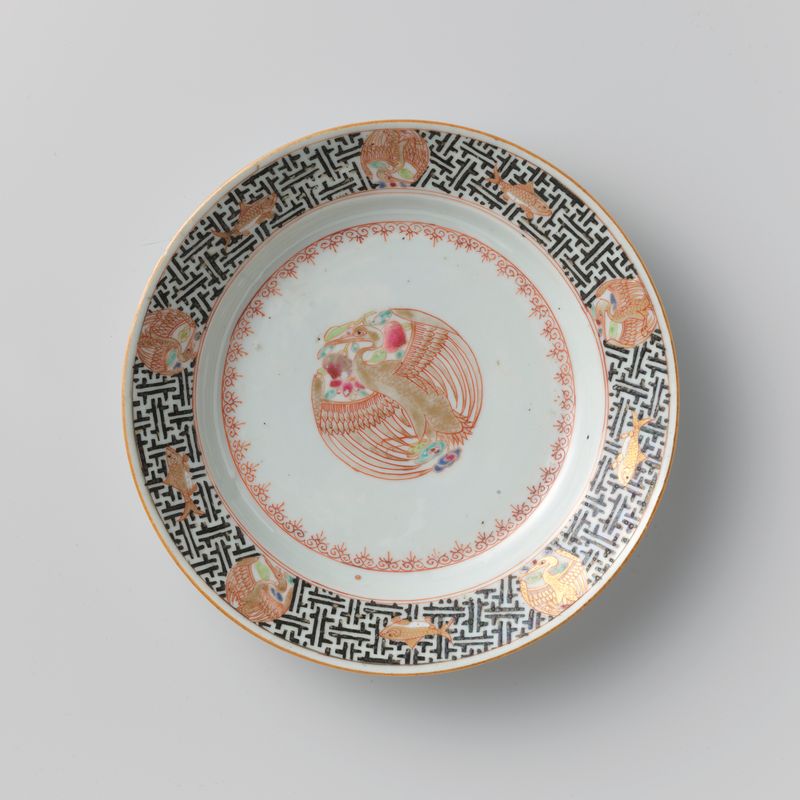 Plato de porcelana con un pelícano estilizado y pez de artista desconocido