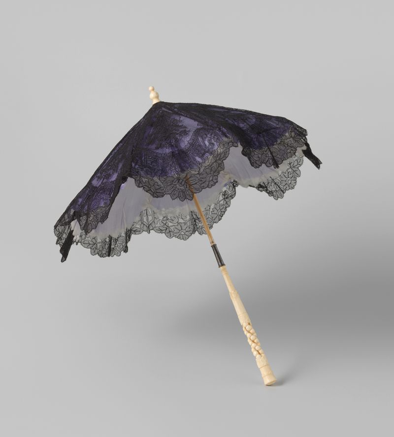 Paraguas de encaje de artista desconocido, hecho de encaje y tafzijde, c. 1840-1860