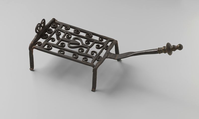 Rooster van ijzer met een koperen knop, escultura de metal de anónimo