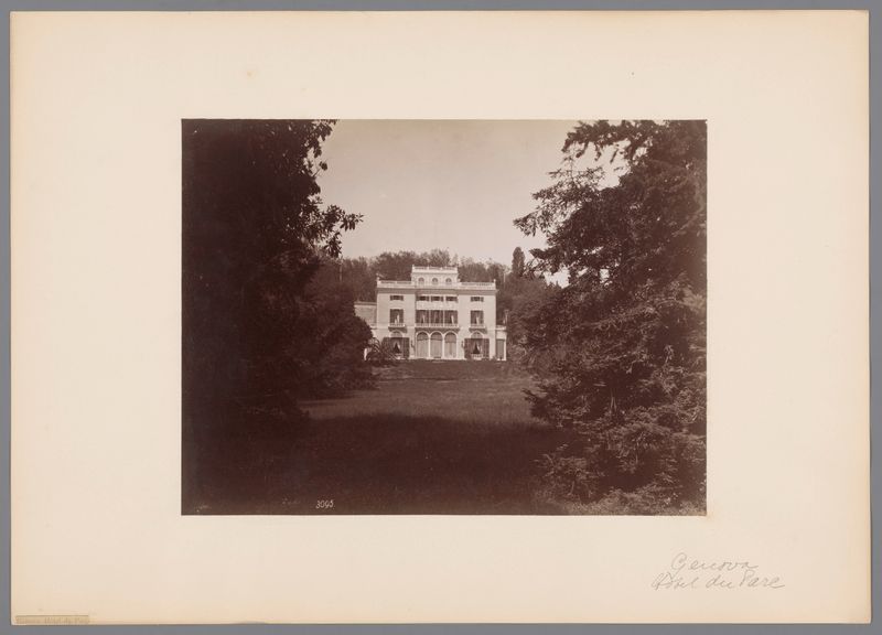 Gezicht op Hotel du Parc te Genua, Italië by Alfredo Noack, albumen print of a hotel facade in sunlight