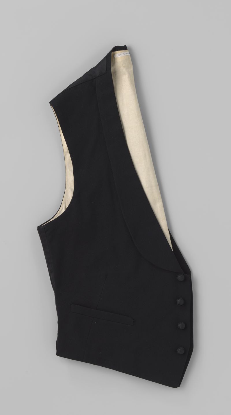Chaleco textil de H. Reit, 1929, con tela negra y diseño a medida.